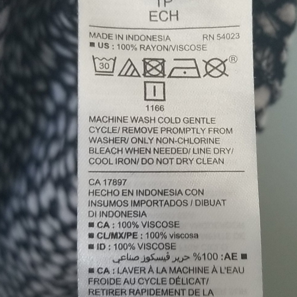 Old navy XS rayon black and white sleeveless blouse - Picture 4 of 7